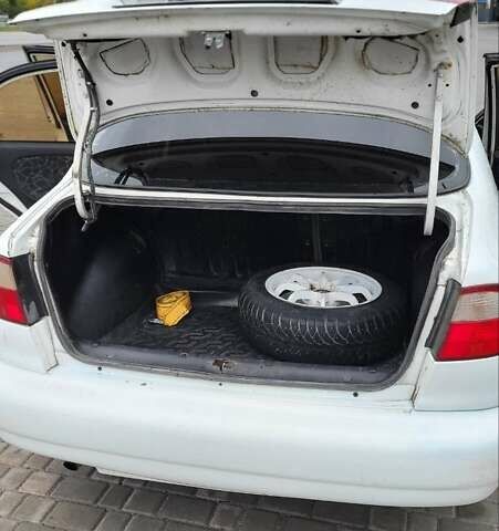 Дэу Ланос 2003 в Днепре (Днепропетровске) на Automoto.ua Белый Дэу Ланос, объемом двигателя 1.5 л и пробегом 338 тыс. км за 2200 $, фото 4 на Automoto.ua