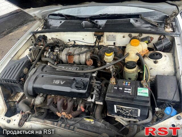 Белый Дэу Ланос, объемом двигателя 1.6 л и пробегом 180 тыс. км за 1600 $, фото 6 на Automoto.ua