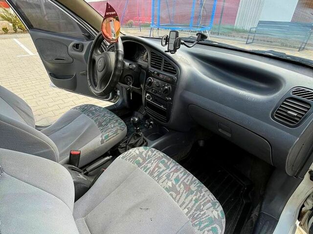 Белый Дэу Ланос, объемом двигателя 1.5 л и пробегом 197 тыс. км за 2000 $, фото 3 на Automoto.ua