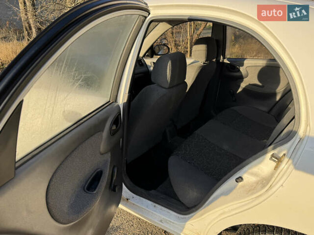 Белый Дэу Ланос, объемом двигателя 1.6 л и пробегом 152 тыс. км за 2000 $, фото 5 на Automoto.ua