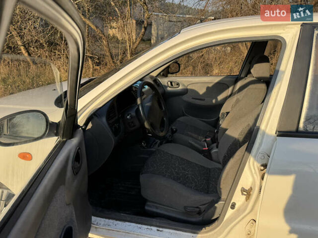 Белый Дэу Ланос, объемом двигателя 1.6 л и пробегом 152 тыс. км за 2000 $, фото 8 на Automoto.ua