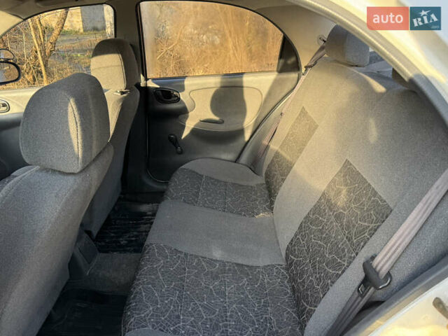 Белый Дэу Ланос, объемом двигателя 1.6 л и пробегом 152 тыс. км за 2000 $, фото 6 на Automoto.ua