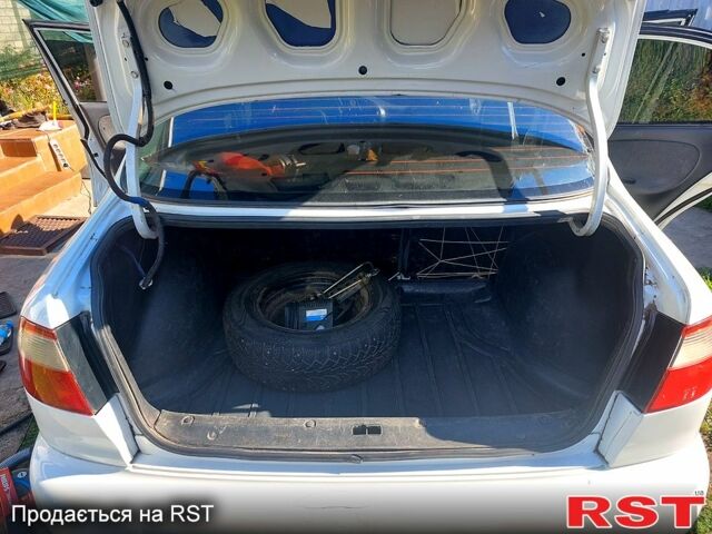 Белый Дэу Ланос, объемом двигателя 1.4 л и пробегом 360 тыс. км за 1500 $, фото 4 на Automoto.ua