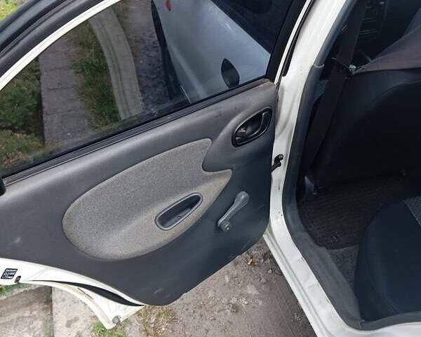 Білий Деу Ланос, об'ємом двигуна 1.39 л та пробігом 150 тис. км за 2000 $, фото 3 на Automoto.ua