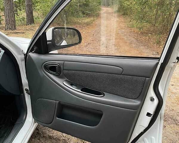 Белый Дэу Ланос, объемом двигателя 1.39 л и пробегом 129 тыс. км за 3200 $, фото 4 на Automoto.ua