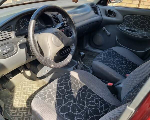 Красный Дэу Ланос, объемом двигателя 1.5 л и пробегом 224 тыс. км за 2000 $, фото 5 на Automoto.ua