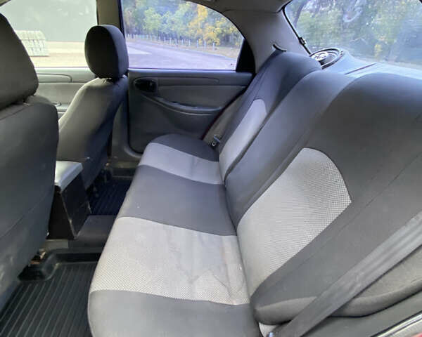 Красный Дэу Ланос, объемом двигателя 1.6 л и пробегом 210 тыс. км за 2000 $, фото 3 на Automoto.ua