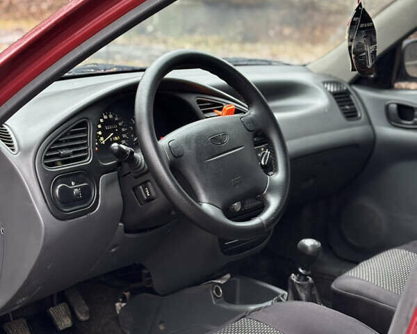 Красный Дэу Ланос, объемом двигателя 1.6 л и пробегом 235 тыс. км за 2150 $, фото 6 на Automoto.ua