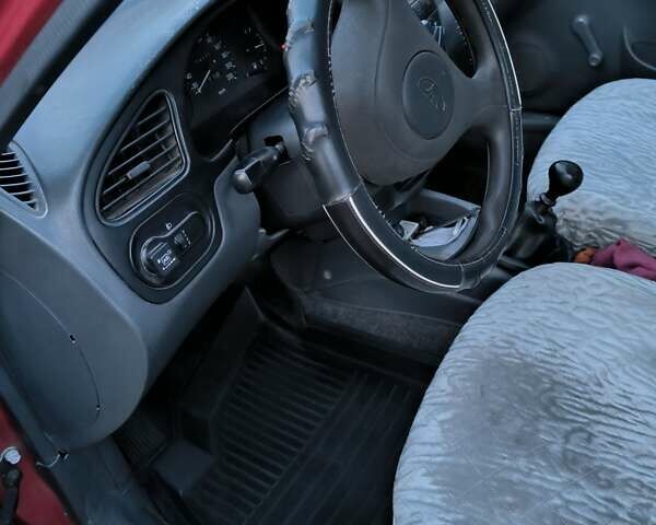 Красный Дэу Ланос, объемом двигателя 1.5 л и пробегом 230 тыс. км за 2350 $, фото 2 на Automoto.ua