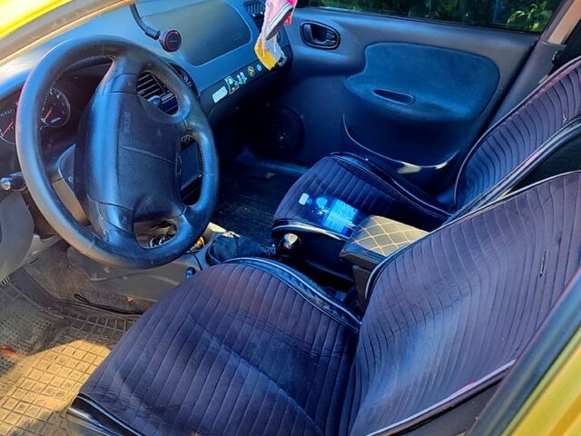 Желтый Дэу Ланос, объемом двигателя 1.5 л и пробегом 330 тыс. км за 2000 $, фото 3 на Automoto.ua