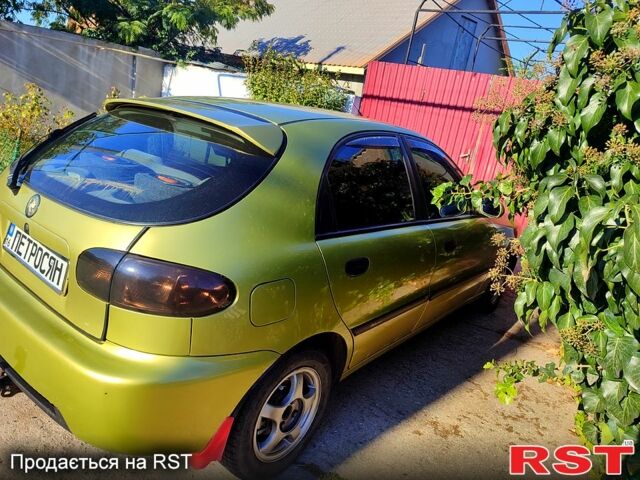 Желтый Дэу Ланос, объемом двигателя 1.5 л и пробегом 330 тыс. км за 2000 $, фото 1 на Automoto.ua