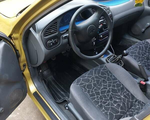 Желтый Дэу Ланос, объемом двигателя 1.5 л и пробегом 170 тыс. км за 2300 $, фото 2 на Automoto.ua