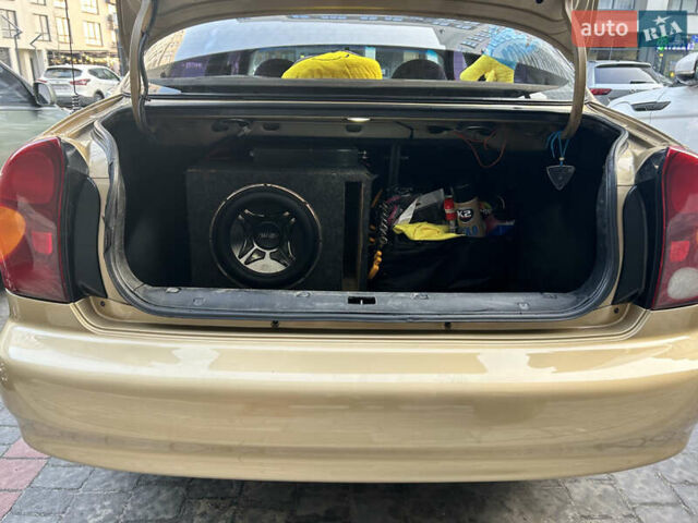 Желтый Дэу Ланос, объемом двигателя 1.6 л и пробегом 240 тыс. км за 2700 $, фото 3 на Automoto.ua