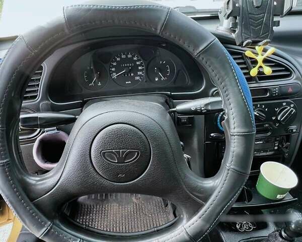 Желтый Дэу Ланос, объемом двигателя 1.3 л и пробегом 200 тыс. км за 1400 $, фото 4 на Automoto.ua