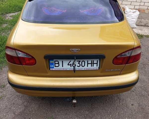 Желтый Дэу Ланос, объемом двигателя 1.3 л и пробегом 245 тыс. км за 2550 $, фото 3 на Automoto.ua