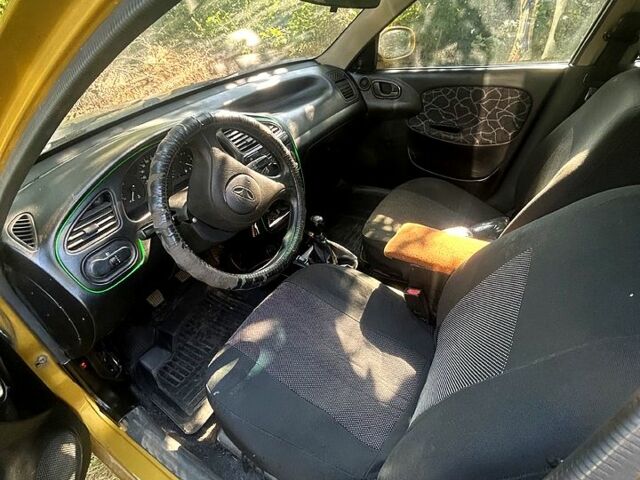 Желтый Дэу Ланос, объемом двигателя 1.5 л и пробегом 200 тыс. км за 1500 $, фото 4 на Automoto.ua