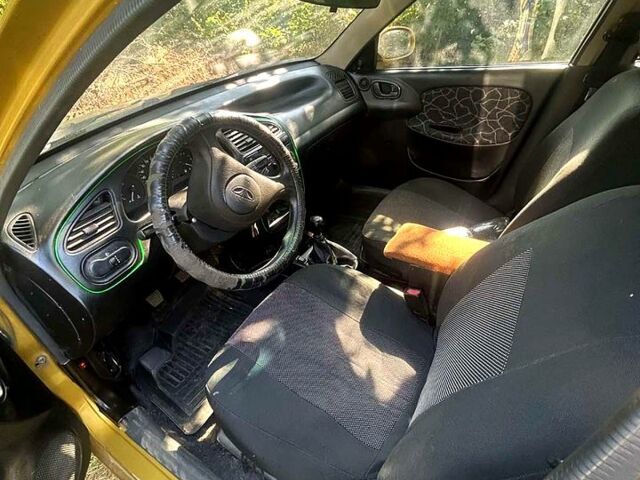 Желтый Дэу Ланос, объемом двигателя 1.5 л и пробегом 450 тыс. км за 1380 $, фото 1 на Automoto.ua