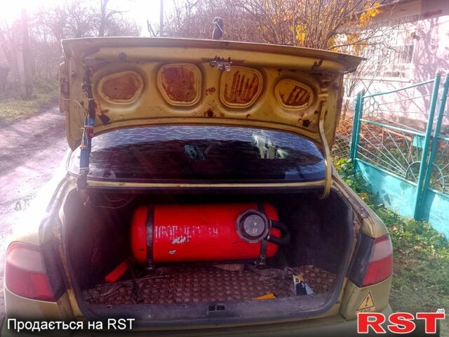 Желтый Дэу Ланос, объемом двигателя 1.4 л и пробегом 300 тыс. км за 1300 $, фото 6 на Automoto.ua