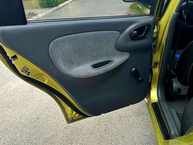 Желтый Дэу Ланос, объемом двигателя 1.5 л и пробегом 247 тыс. км за 3500 $, фото 5 на Automoto.ua