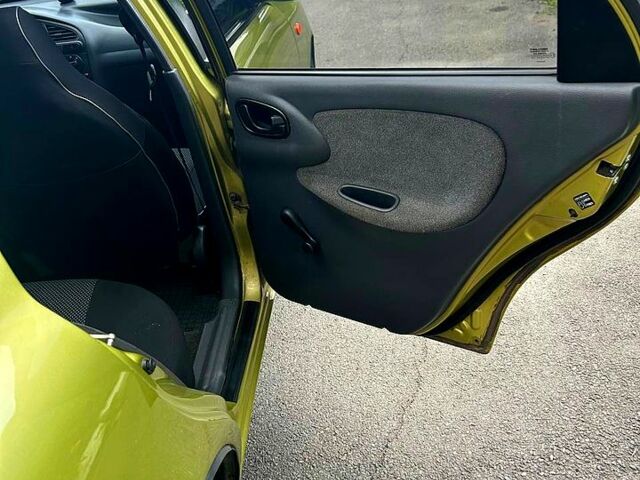 Желтый Дэу Ланос, объемом двигателя 1.5 л и пробегом 247 тыс. км за 3500 $, фото 4 на Automoto.ua