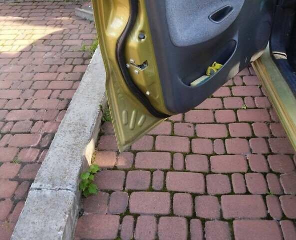 Желтый Дэу Ланос, объемом двигателя 1.5 л и пробегом 202 тыс. км за 1500 $, фото 7 на Automoto.ua
