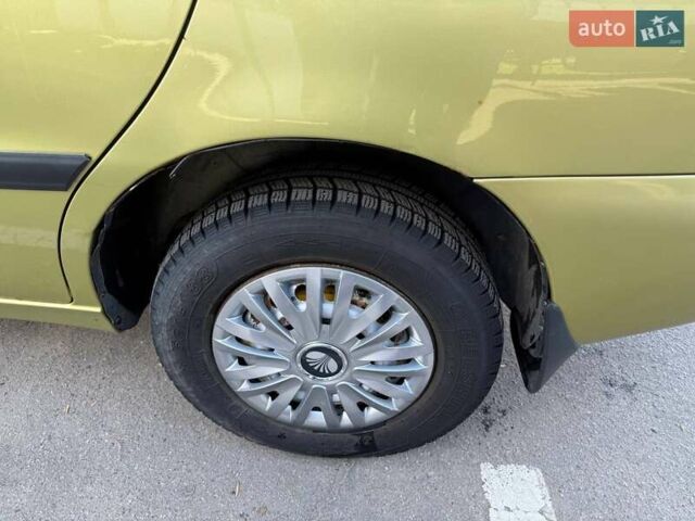 Желтый Дэу Ланос, объемом двигателя 1.5 л и пробегом 244 тыс. км за 2300 $, фото 4 на Automoto.ua