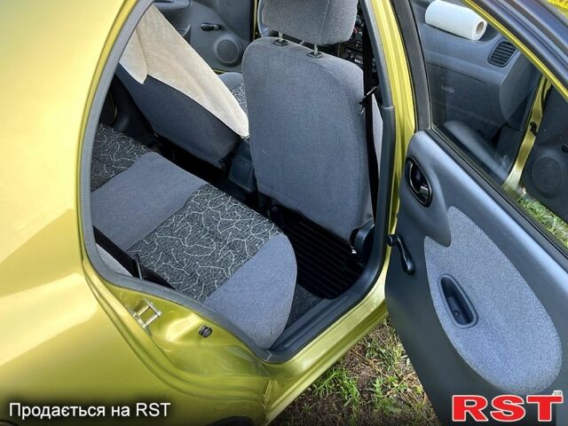 Желтый Дэу Ланос, объемом двигателя 1.5 л и пробегом 43 тыс. км за 4500 $, фото 6 на Automoto.ua