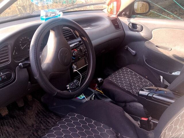 Желтый Дэу Ланос, объемом двигателя 1.4 л и пробегом 300 тыс. км за 1300 $, фото 5 на Automoto.ua