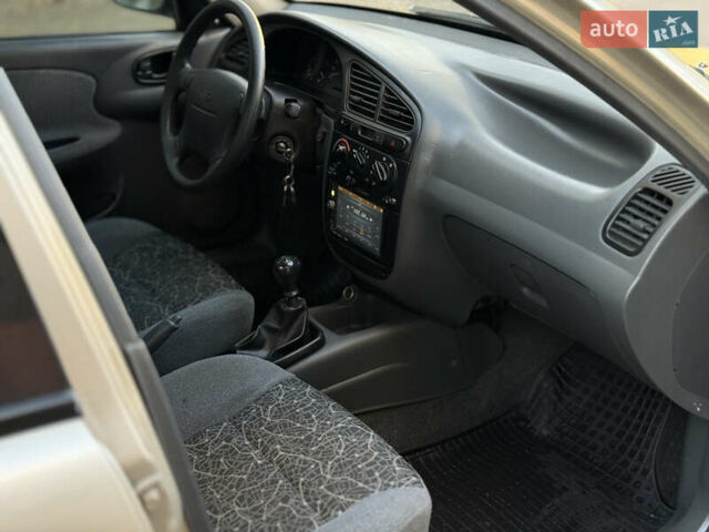 Желтый Дэу Ланос, объемом двигателя 1.6 л и пробегом 115 тыс. км за 2750 $, фото 11 на Automoto.ua