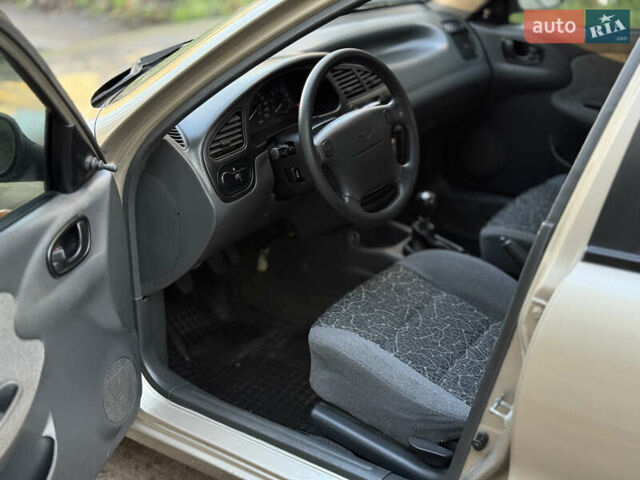 Желтый Дэу Ланос, объемом двигателя 1.6 л и пробегом 115 тыс. км за 2750 $, фото 8 на Automoto.ua