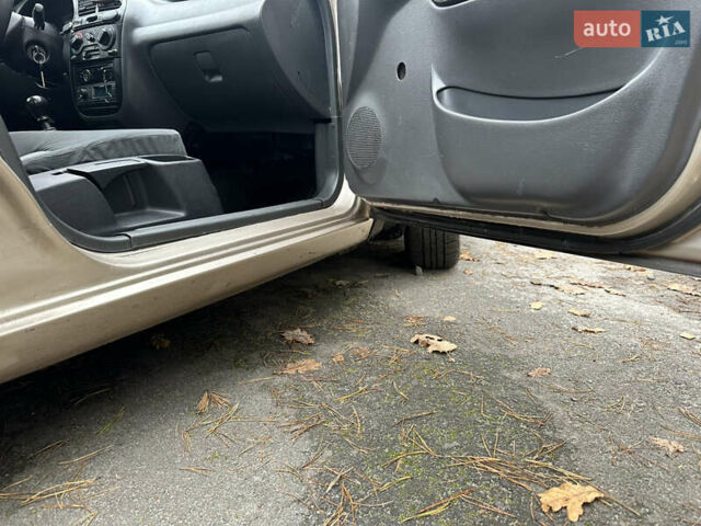 Желтый Дэу Ланос, объемом двигателя 1.5 л и пробегом 223 тыс. км за 1499 $, фото 2 на Automoto.ua