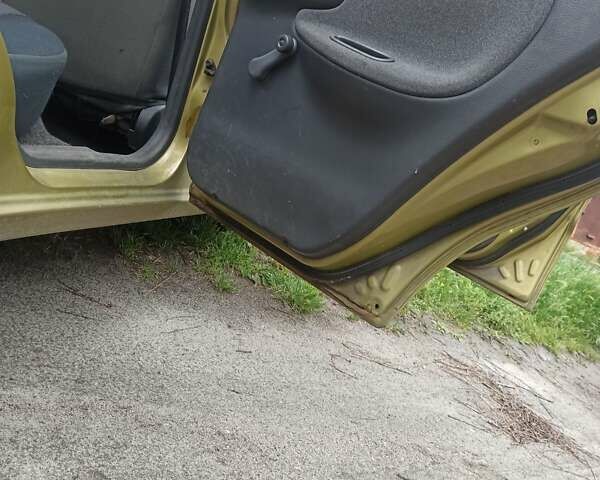 Жовтий Деу Ланос, об'ємом двигуна 1.4 л та пробігом 59 тис. км за 2000 $, фото 4 на Automoto.ua