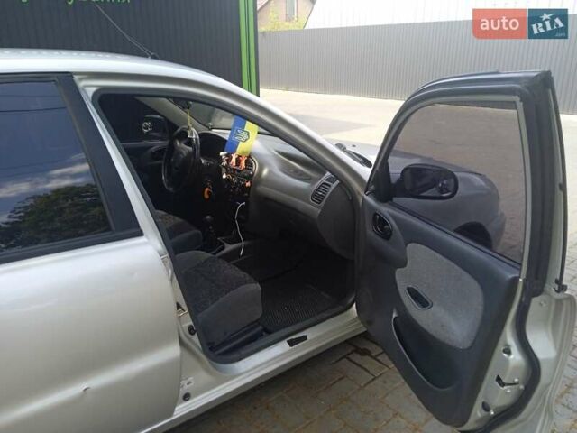 Деу Ланос 2002 у Кропивницькому (Кіровограді) на Automoto.ua Сірий Деу Ланос, об'ємом двигуна 1.3 л та пробігом 300 тис. км за 1800 $, фото 5 на Automoto.ua