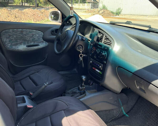 Дэу Ланос 2003 в Кривом Роге на Automoto.ua Серый Дэу Ланос, объемом двигателя 1.6 л и пробегом 281 тыс. км за 2100 $, фото 4 на Automoto.ua