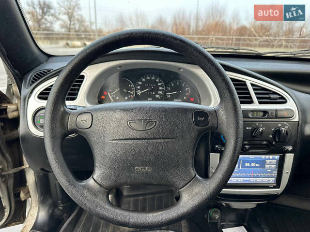 Сірий Деу Ланос, об'ємом двигуна 1.6 л та пробігом 305 тис. км за 1999 $, фото 3 на Automoto.ua