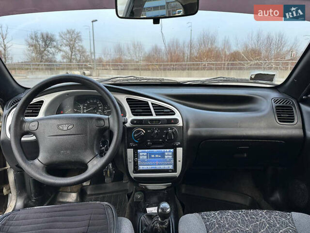 Сірий Деу Ланос, об'ємом двигуна 1.6 л та пробігом 305 тис. км за 1999 $, фото 1 на Automoto.ua