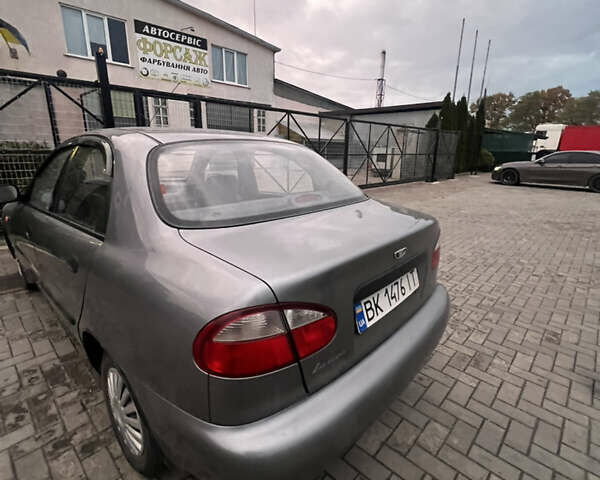 Деу Ланос 2008 у Сарнах на Automoto.ua Сірий Деу Ланос, об'ємом двигуна 1.5 л та пробігом 80 тис. км за 3050 $, фото 1 на Automoto.ua