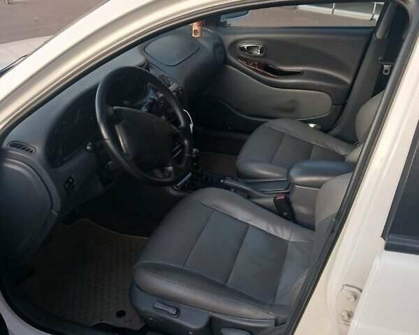 Белый Дэу Леганза, объемом двигателя 2 л и пробегом 420 тыс. км за 2900 $, фото 1 на Automoto.ua
