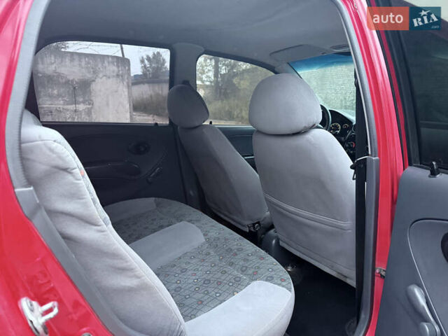 Красный Дэу Матиз, объемом двигателя 0.8 л и пробегом 180 тыс. км за 1750 $, фото 5 на Automoto.ua