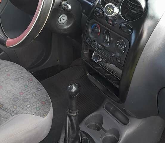 Червоний Деу Матіз, об'ємом двигуна 0.8 л та пробігом 180 тис. км за 2000 $, фото 6 на Automoto.ua