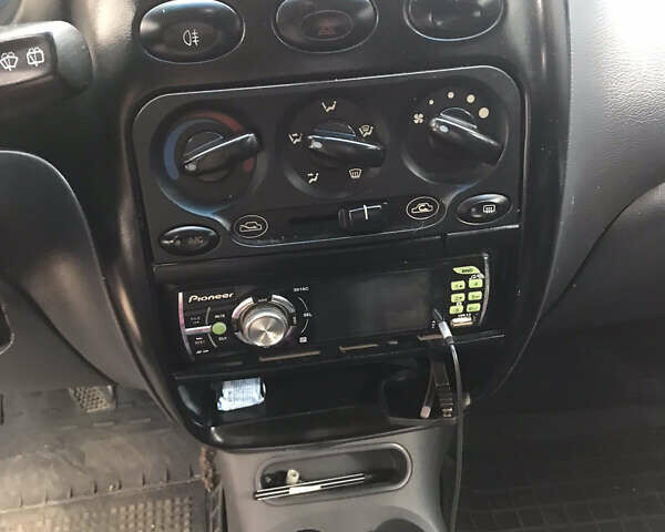 Красный Дэу Матиз, объемом двигателя 0.99 л и пробегом 157 тыс. км за 2400 $, фото 2 на Automoto.ua