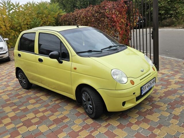 Желтый Дэу Матиз, объемом двигателя 0.8 л и пробегом 130 тыс. км за 2400 $, фото 2 на Automoto.ua