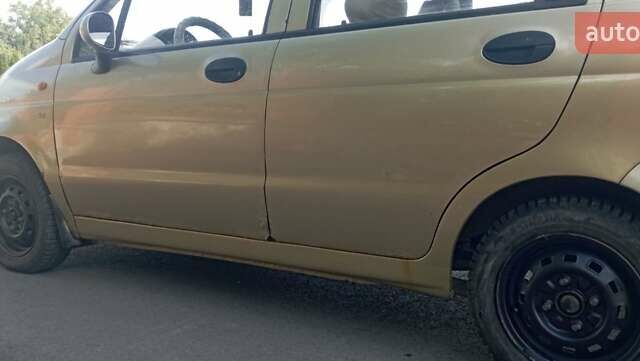 Желтый Дэу Матиз, объемом двигателя 0.8 л и пробегом 200 тыс. км за 1100 $, фото 2 на Automoto.ua