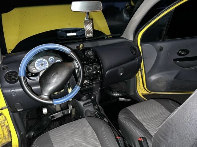 Желтый Дэу Матиз, объемом двигателя 0.8 л и пробегом 150 тыс. км за 1500 $, фото 5 на Automoto.ua