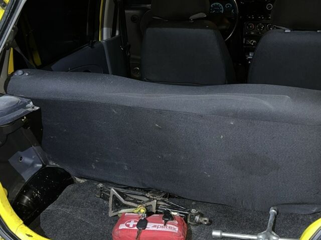 Желтый Дэу Матиз, объемом двигателя 0.8 л и пробегом 150 тыс. км за 1500 $, фото 3 на Automoto.ua