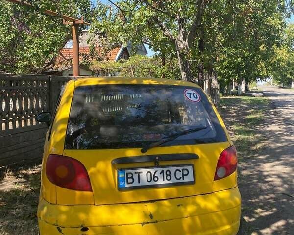 Желтый Дэу Матиз, объемом двигателя 0.8 л и пробегом 300 тыс. км за 1800 $, фото 2 на Automoto.ua