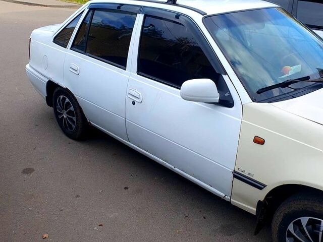 Белый Дэу Нексия, объемом двигателя 1.5 л и пробегом 100 тыс. км за 1300 $, фото 1 на Automoto.ua