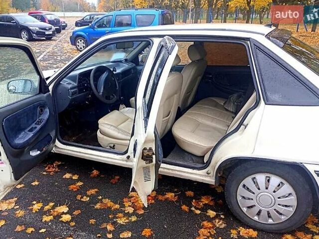 Белый Дэу Нексия, объемом двигателя 1.5 л и пробегом 325 тыс. км за 1500 $, фото 2 на Automoto.ua