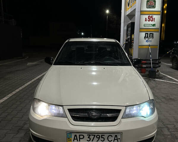 Белый Дэу Нексия, объемом двигателя 1.5 л и пробегом 100 тыс. км за 1750 $, фото 2 на Automoto.ua