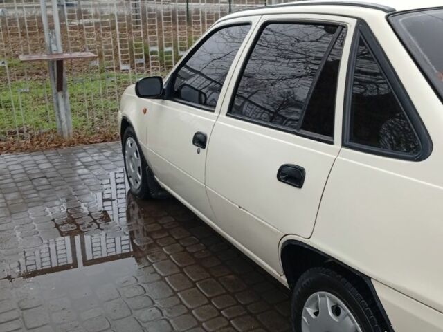 Белый Дэу Нексия, объемом двигателя 1.5 л и пробегом 111 тыс. км за 2200 $, фото 3 на Automoto.ua